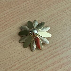 Lovely Sarah Coventry Daisy brooch, gold tone. 2" tall. (1970's)